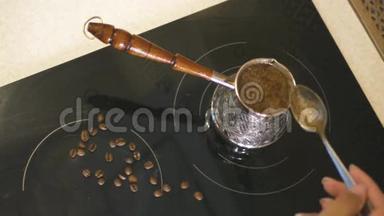将咖啡中的泡沫混合在土耳其勺子中，4k，3840x2160。 高清高清
